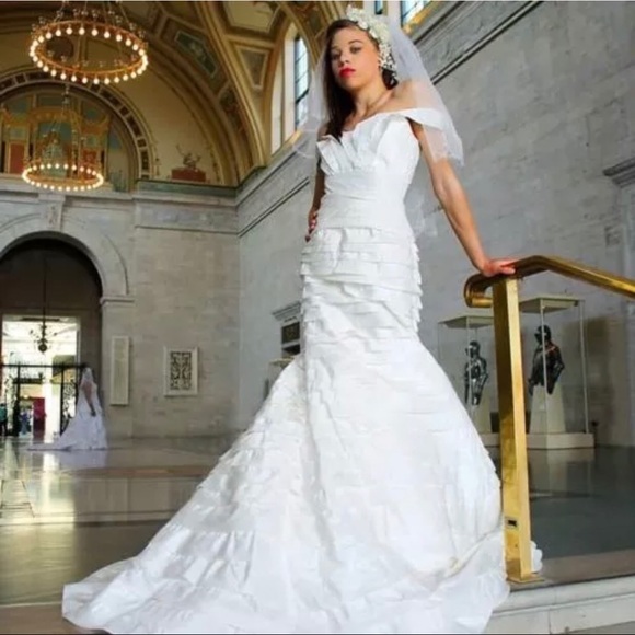 Wedding gown BeBe layered silk taffeta size 6 NWT - Picture 2 of 8